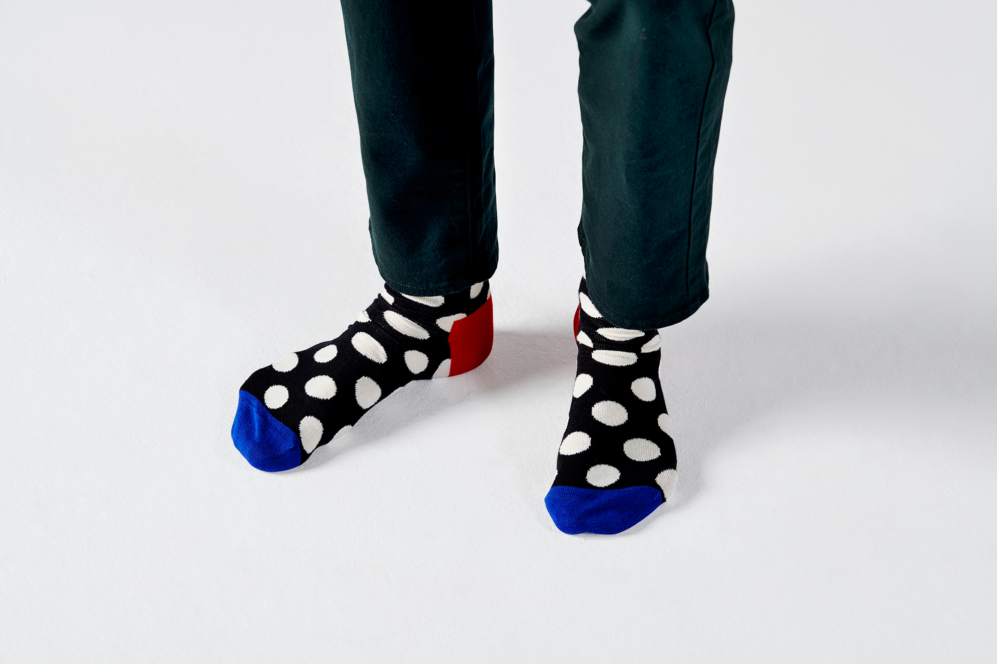 Černé ponožky Happy Socks s bílými puntíky, vzor Big Dot